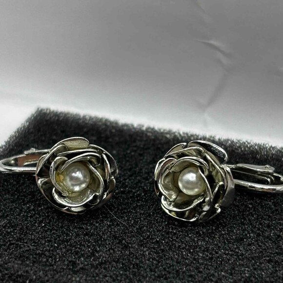 Vintage Clip-on Earrings - Silver Rose with faux pearl - Picture 3 of 4